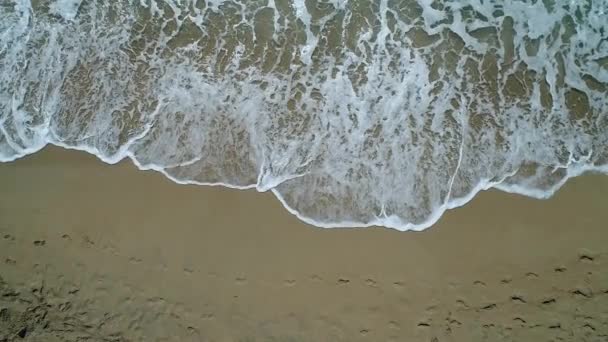 Vagues de mer et plage de sable, vue aérienne .