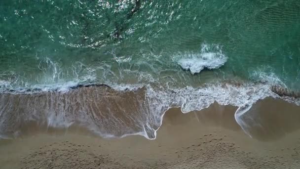 Plan aérien - vagues de mer et plage de sable. Océan et plage tropicale .