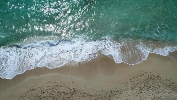 澄んだターコイズブルーの海と日当たりの良いビーチ。波と潮流、スローモーション. — ストック動画
