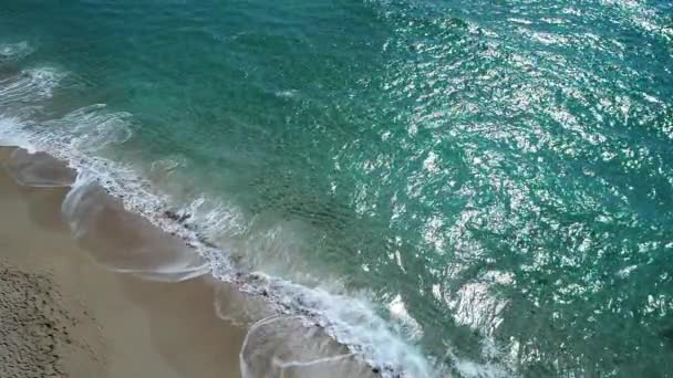 Aéreo - mar azul-turquesa bonito, ondas e praia arenosa. Movimento lento . — Vídeo de Stock