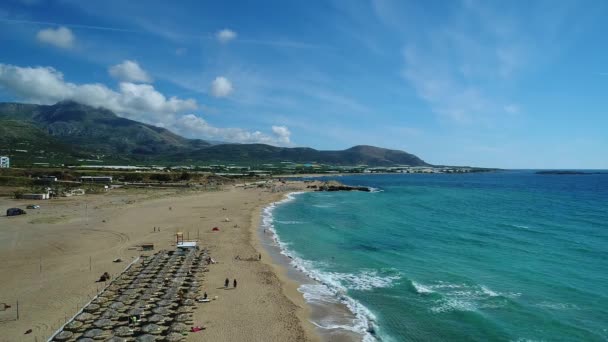 지중해, 파도, 모래 해변, 공중 보기. 그리스 섬 크레타 섬. — 비디오