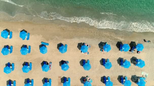 Playa de mar y arena, verano, resort, costa de mar. Playa soleada, vista aérea . — Vídeos de Stock