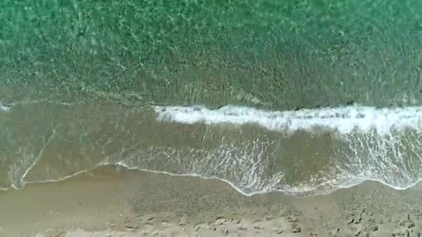 Playa de arena, mar y olas. Resort, vacaciones en la isla. Verano y viajes . — Vídeo de stock