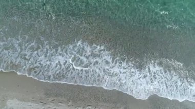 Deniz dalgaları ve kumlu plaj insanlar olmadan, havadan görünümü. Güzel deniz manzarası.