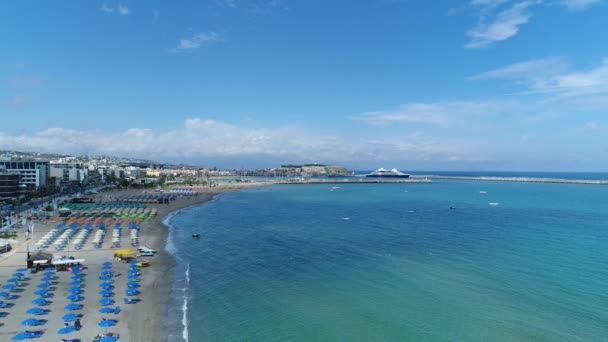 Bovenaanzicht: badplaats op het eiland Kreta, Griekenland. Sunny Beach en de zee. — Stockvideo