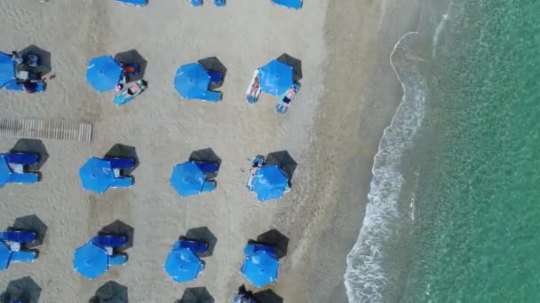 Zonnig strand en de zee. Bovenaanzicht: badplaats aan het eiland Kreta, Griekenland. — Stockvideo