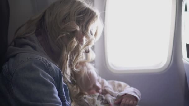 Woman and child in a flying airplane. — 图库视频影像