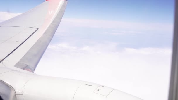 Turbine en vleugel van een vliegtuig, uitzicht vanaf de patrijspoort. — Stockvideo