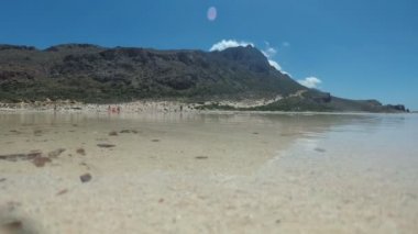 Tropikal kumlu plaj, deniz lagünü, sakin berrak su.