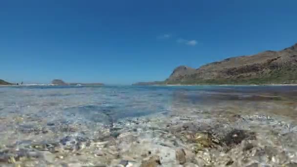 Тропічний пляж і морська хвиля, підводний камери дій . — стокове відео