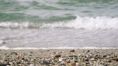 Yavaş çekim, deniz dalgaları yavaş yavaş kıyıya sıçrayan.