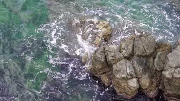 Fale morskie rozpryskiwania na kamieniu. — Wideo stockowe