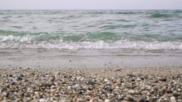 Mar tranquilo, olas y playa rocosa, cámara lenta . — Vídeos de Stock