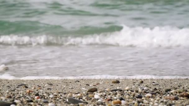 Movimiento lento, olas marinas salpicando lentamente en la orilla . — Vídeos de Stock