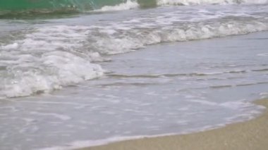 Yavaş çekim, deniz dalgaları, sörf ve kumlu plaj.