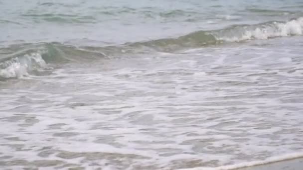 Pomalý pohyb, mořské vlny a písečná pláž. — Stock video
