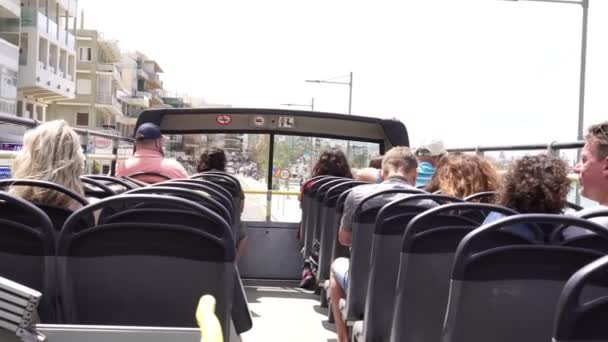 Grecja, Kreta, Retimno-2019 maja. Turyści podróżują w autobusie bez dachu na ulicach europejskiego miasta. — Wideo stockowe