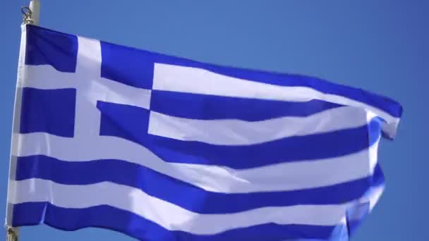Gros plan sur le drapeau grec, le drapeau grec balançant contre le ciel .