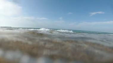 Deniz dalgası, sörf ve kumlu plaj, kamera ile sualtı eylem.