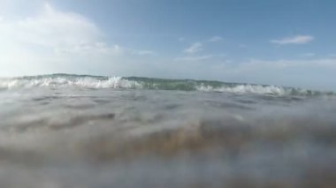 Deniz kumlu plaj, gelgit, deniz dalgaları, yavaş hareket.