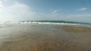 Yavaş hareket: deniz kumlu plaj, gelgit, deniz dalgası.