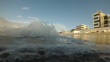 Yunanistan, deniz kıyısı, kumsal ve deniz dalgaları.