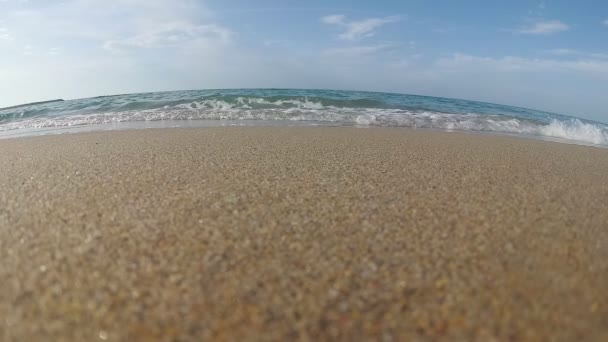 Zeitlupe: Meereswelle plätschert am Sandstrand. — Stockvideo