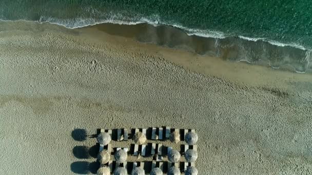 Güzel deniz ve kumlu plaj insanlar olmadan. — Stok video