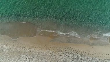 Güzel şeffaf deniz ve kumlu plaj insanlar olmadan, hava görünümü
