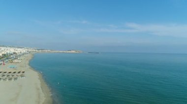 Kumsalın manzarası, deniz ve şehir, hava manzarası..