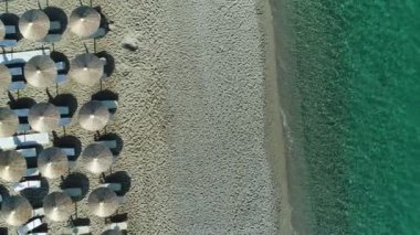 Hava: Deniz tarafından kumlu plajda güneşten plaj şemsiyeleri.