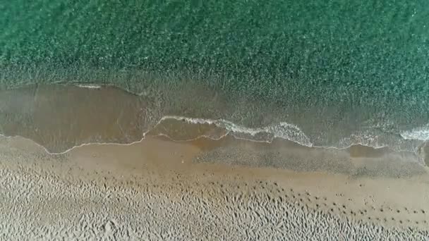 Bellissimo mare trasparente e spiaggia sabbiosa senza persone, vista aria — Video Stock