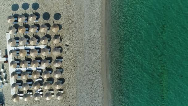 Piękne czyste morze i piaszczysta plaża bez ludzi. Lotnicze wideo z plaży. — Wideo stockowe