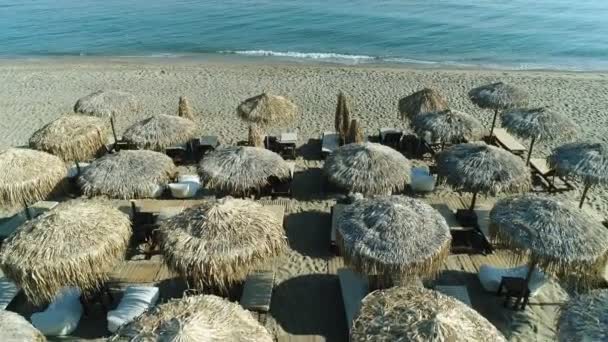 Playa tropical de arena, sombrillas y hermoso mar . — Vídeos de Stock