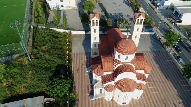鸟瞰图：美丽的基督教教堂或大教堂在欧洲，希腊. — 图库视频影像