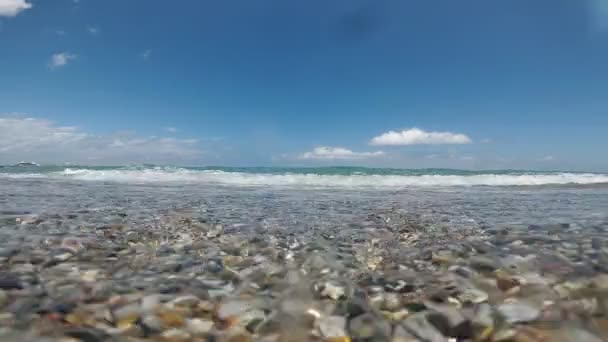 Orilla del mar, ola y playa, cámara de acción en cámara lenta . — Vídeo de stock