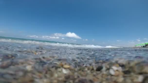 Mar, olas y playa, cámara lenta bajo el agua disparada por leva . — Vídeo de stock