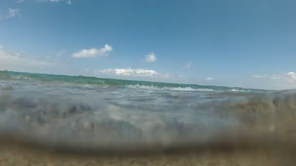 Powolny ruch: morze, fale i piaszczysta plaża, podwodne działanie przez kamerę. — Wideo stockowe
