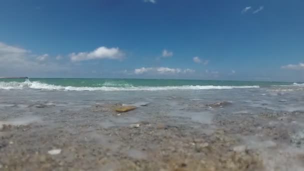 Onda do mar rola na costa, surf e praia de areia . — Vídeo de Stock