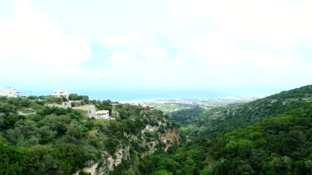 Panorama - montañas, bosque verde, vista al mar y a la ciudad . — Vídeo de stock