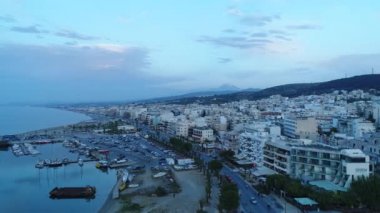 Akşam sahil Avrupa kenti, deniz ve ev, hava görünümü.