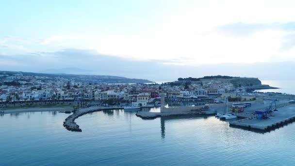 Havadan görünüm: sahil kasabası, Liman ve liman, akşam deniz feneri. — Stok video