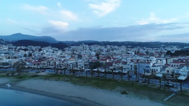 Vista aérea: à beira-mar Cidade europeia à noite . — Vídeo de Stock