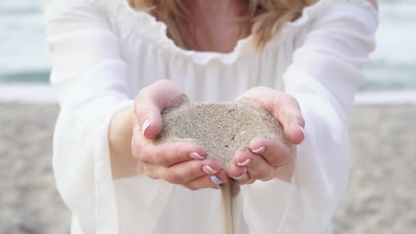 Vrouw op het strand, zand dat uit de palmen stroomt, tijd is vluchtig.. — Stockvideo