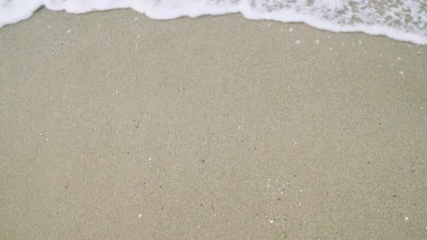 Plage de sable et vague avec mousse. Fond marin, sable, mer et plage .