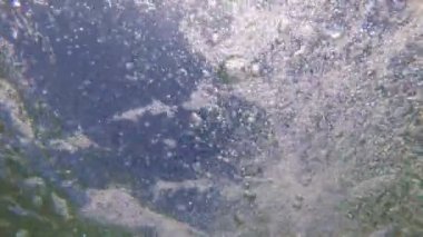 Deniz su altında hava kabarcıkları.