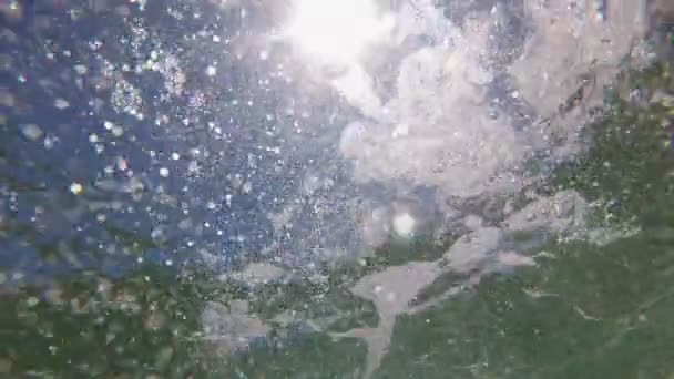 Vzduchové bubliny ve vodě, mořské abstraktní pozadí. — Stock video