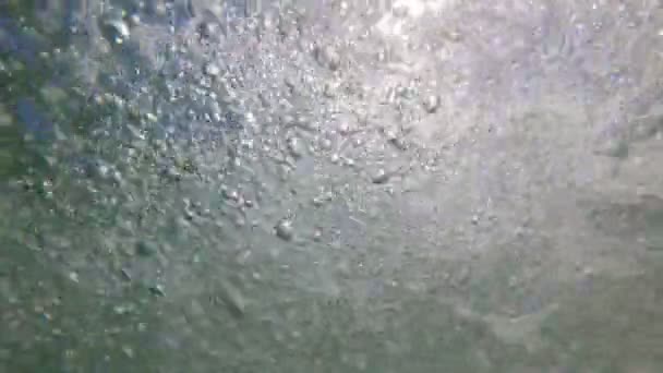 Sea, air bubbles in the water, underwater video shooting. — Stock Video