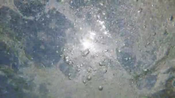 Vzduchové bubliny v moři pod vodou a slunečním světlem. — Stock video