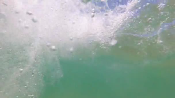 Prachtige zee achtergrond, luchtbellen op een diepte van het water. — Stockvideo